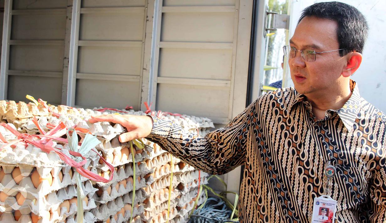 Gubernur DKI Jakarta, Basuki Tjahaja Purnama saat memeriksa paket sembako disela peresmian kegiatan operasi pasar Artha Graha Peduli yang bekerja sama dengan PD Pasar Jaya, di Balaikota Jakarta, Kamis (2/7/2015). (Liputan6.com/Helmi Afandi)