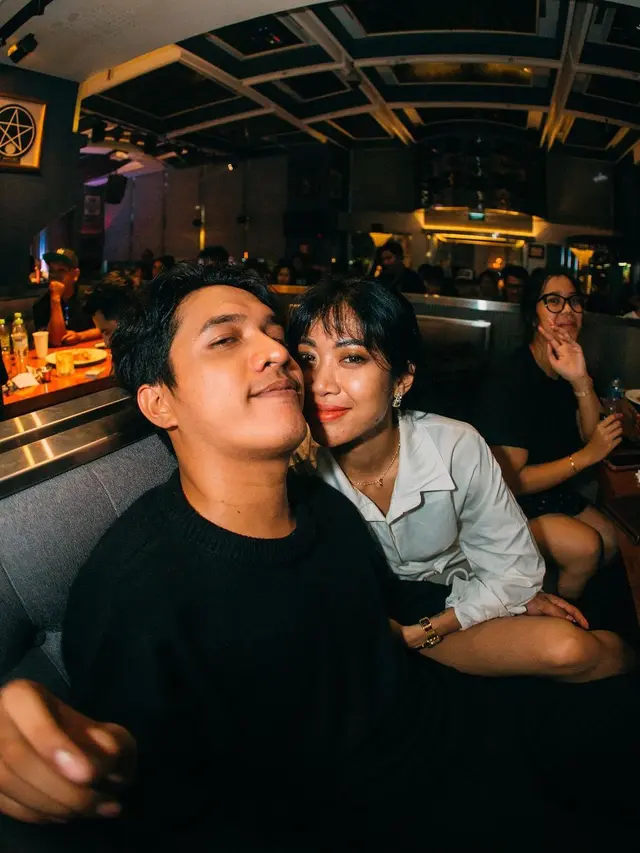6 Potret Widi Vierratale dan Ichal Tofandy Gitaris Last Child, Pamer Kemesraan