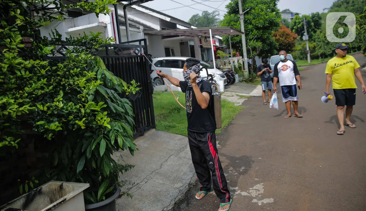 Warga melakukan penyemprotan cairan disinfektan di perumahan Cinere Green Valley, Tangerang Selatan, Banten, Kamis (26/3/2020). Penyemprotan disinfektan secara mandiri ini dilakukan untuk mengantisipasi penyebaran virus corona COVID-19 di lingkungan mereka. (Liputan6.com/Faizal Fanani)