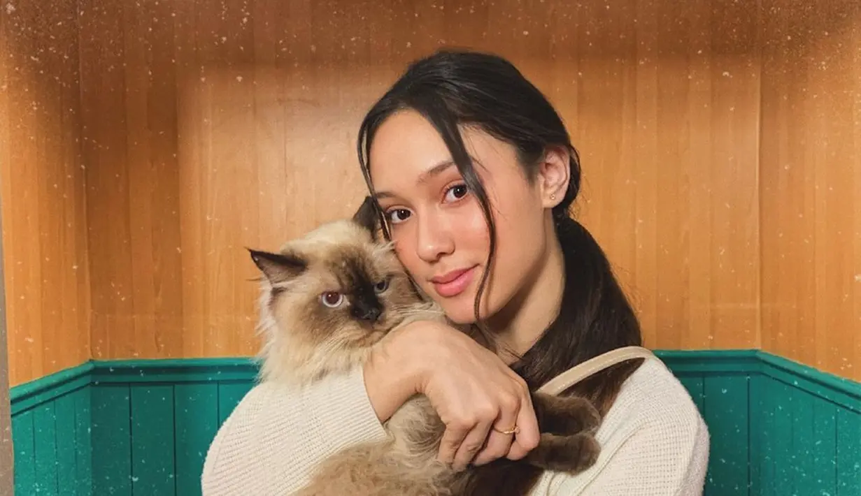 Yasmin Napper termasuk pencinta kucing. Perempuan kelahiran 22 November 2003 menggendong kucing bulu cokelat dengan penuh kasih sayang. Sosoknya yang menyukai binatang membuat warganet menjadi jatuh hati pada Yasmin. (Liputan6.com/IG/@yasminnapper)