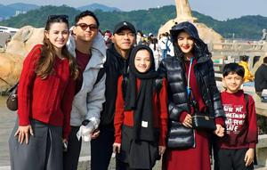 Momen keluarga artis liburan tahun baru 2026 di China. [IG: @ashanty_ash]