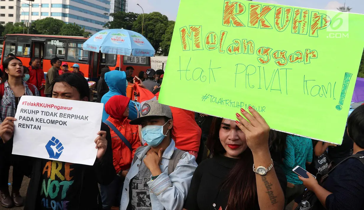 Masyarakat dari "Aliansi Masyarakat Sipil Tolak Rancangan KUHP" melakukan demontrasi di depan Gedung MPR/DPR, Jakarta, Senin (12/2). Mereka menolak RUU KUHP karena dianggap tidak demokratis. (Liputan6.com/Johan Tallo)