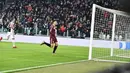 Pemain Juventus, Mario Mandzukic berhasil mencetak gol ke gawang Torino dalam lanjutan Coppa Italia di Stadion Allianz, Rabu (3/1). Mandzukic menyumbang satu dari dua gol untuk Juventus melenggang ke babak semifinal. (Andrea Di Marco/ANSA via AP)