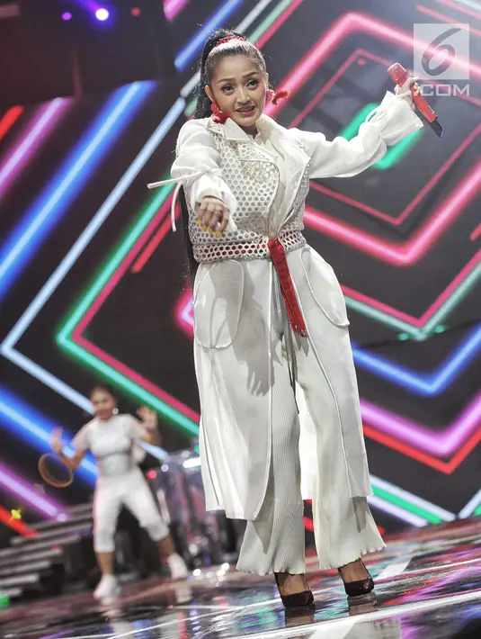 Aksi panggung penyanyi Siti Badriah tampil dalam malam puncak Hut SCTV ke-28 di ICE BSD, Tangerang, Jumat (24/8). Dalam penampilannya mereka membawakan lagu berjudul "Lagi Syantik". (Liputan6.com/Faizal Fanani)