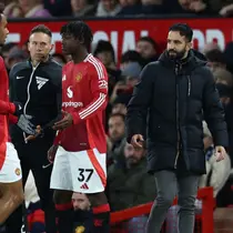 Pelatih Manchester United asal Portugal, Ruben Amorim (kanan), menyaksikan penyerang Manchester United asal Belanda #11, Joshua Zirkzee (kiri), meninggalkan lapangan setelah digantikan oleh gelandang Manchester United asal Inggris #37, Kobbie Mainoo, selama pertandingan Liga Primer Inggris antara Manchester United dan Newcastle United di Old Trafford di Manchester, Inggris barat laut, Selasa dini hari WIB (31-12-2024). (Darren Staples/AFP)