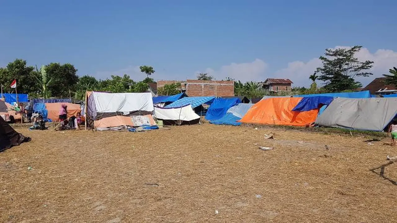 Masih Takut Tinggal di Rumah, Warga Lombok Alami Kelangkaan Terpal