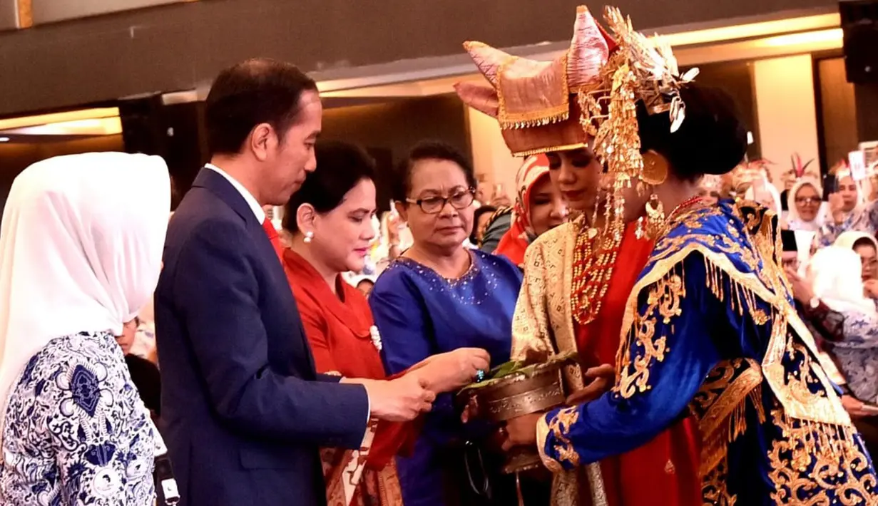 Presiden Joko Widodo dan Ibu Negara Iriana saat menghadiri pembukaan Rakernas IWAPI XXVIII di Padang, Sumatera Barat, Senin (8/10). Jokowi mendorong para pengusaha perempuan memasarkan produknya ke pasar mancanegara. (Liputan6.com/Pool/Biro Pers Setpres)