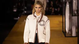 Model Kendall Jenner tampil memperagakan busana Burberry koleksi Spring/Summer 2020 di London Fashion Week pada Senin (16/9/2019). Dalam pagelaran fashion show kemarin, Kendall Jenner tampil mengejutkan dengan rambut pirang. (Photo by Vianney Le Caer/Invision/AP)