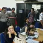 Petugas Gabungan Tengah Mendata Sejumlah PSK yang Terjaring Operasi di Apartemen Kebagusan City. (Foto: Nanda Perdana Putra/Liputan6.com)