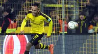 Striker Dortmund, Pierre-Emerick Aubameyang, merayakan gol yang dicetaknya ke gawang Hoffenheim pada laga Bundesliga di Stadion Signal Iduna Park, Dortmund, Minggu (28/2/2016). (AFP/Bernd Thissen)