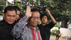 Mantan Ketua MK, Mahfud MD, usai mendatangi penyidik KPK, Jakarta, Senin (8/12/2014). (Liputan6.com/Herman Zakharia)