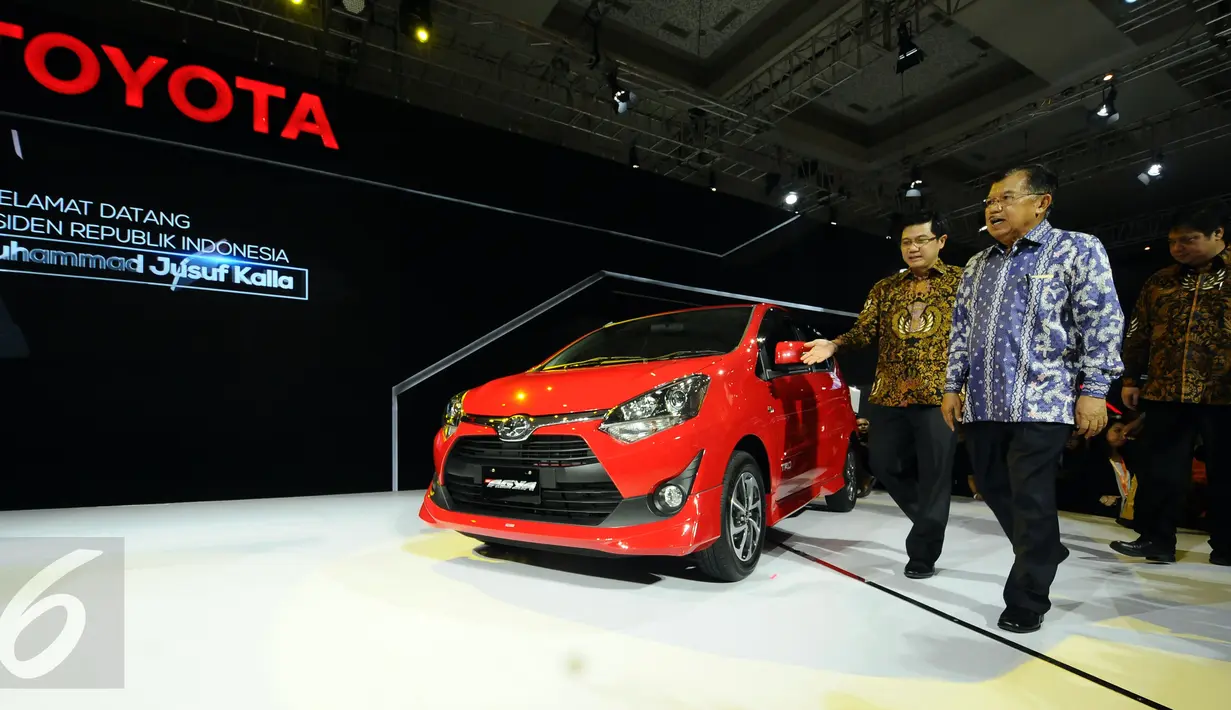 Wakil Presiden, Jusuf Kalla (kanan) melihat salah satu stand usai membuka secara resmi Indonesia Internasional Motor Show (IIMS) 2017 di Jakarta, Kamis (27/4). IIMS 2017 akan berlangsung hingga 7 Mei 2017. (Liputan6.com/Helmi Fithriansyah)