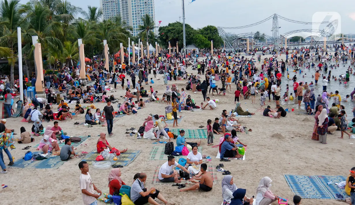 Sementara itu, Eko menyampaikan di hari kedua libur Lebaran 2023 pada Minggu (23/4/2023) ini, tercatat 48 ribu pengunjung telah memasuki Ancol, Jakarta Utara. (Liputan6.com/Angga Yuniar)