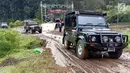 Pemilik dan pecinta Land Rover melaju pada acara kamping bersama di kaki Gunung Gede Pangrango, Bogor, Jawa Barat, Sabtu (22/12). Acara yang digelar selama 3 hari ini dihadiri peserta se Indonesia dan negara tetangga. (Liputan6.com/Pool/ILRU)