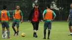 Pelatih Timnas Indonesia, Alfred Riedl (tengah) memberi arahan saat latihan di SPH Karawaci, Tangerang, Selasa (15/11). Jelang berlaga di Piala AFF 2016, Timnas Indonesia fokus berlatih tendangan bola mati. (Liputan6.com/Helmi Fithriansyah)