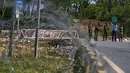 Peningkatan pengamanan terkait rencana perundingan putaran kedua antara Amerika Serikat dan Iran yang dijadwalkan di kota tersebut. Tampak dalam foto, para petugas polisi berjaga di pos pemeriksaan menjelang putaran kedua negosiasi antara Amerika Serikat dan Iran, di Islamabad, Pakistan, Selasa 21 April 2026. (AP Photo/Anjum Naveed)