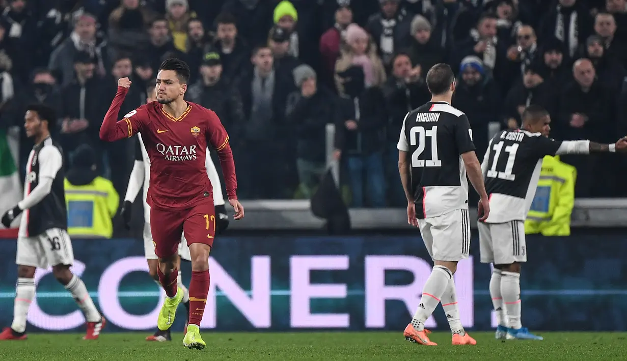 Pemain AS Roma Cengiz Under (kiri) melakukan selebrasi setelah kiper Juventus mencetak gol bunuh diri pada pertandingan Coppa Italia di Turin, Italia, Rabu (22/1/2020). Juventus menggilas AS Roma 3-1 dan berhasil lolos ke semifinal. (Marco Bertorello/AFP)