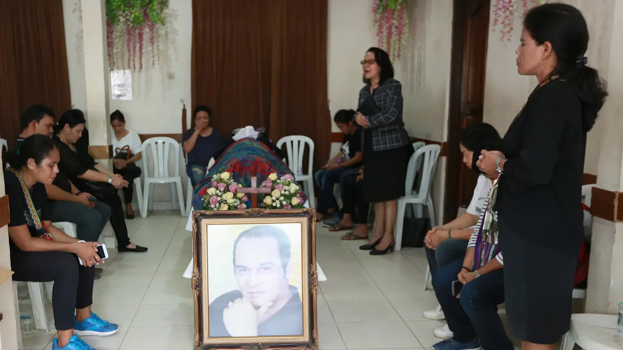 [Fimela] Suasana Rumah Duka Robby Sugara