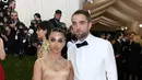 Saat Met Gala 2016, Kristen Stewart berpapasan dengan mantan kekasih Robert Pattinson. Rupanya, Robert tak datang sendirian tentunya ia bersama FKA Twigs. (AFP/Bintang.com)
