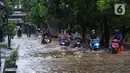 Sejumlah pengendara motor melintasi banjir di Jalan Benteng,  Duta Kranji, Kalibaru, Bekasi, Jawa Barat, Jumat (24/2/2023). Jalan yang dilalui oleh para pengendara masih digenangi air ditambah dari luapan kalibaru Duta Kranji akibat hujan deras yang mengguyur Kota Bekasi sejak Kamis (23/2/2023) malam. (merdeka.com/Imam Buhori)