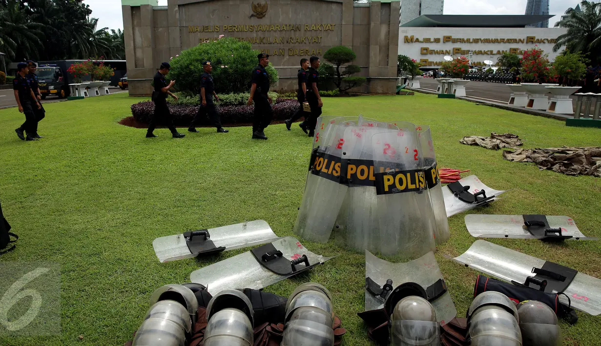 Sejumlah tameng milik polisi di sekitar Kompleks Parlemen, Senayan, Jakarta, Jumat (25/11). Sebanyak 1.288 personel kepolisian bersiaga mengamankan gedung DPR/MPR terkait informasi unjuk rasa lanjutan yang dilakukan hari ini. (Liputan6.com/Johan Tallo)