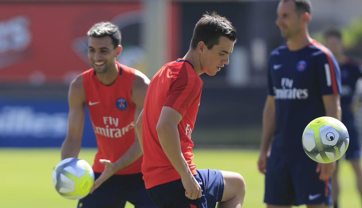 Gelandang PSG, Giovani Lo Celso, melakukan juggling saat latihan di Miami Shores, Florida, Senin (17/7/2017). PSG bersiap menghadapi turnamen International Champions Cup. (AP/Carl Juste)