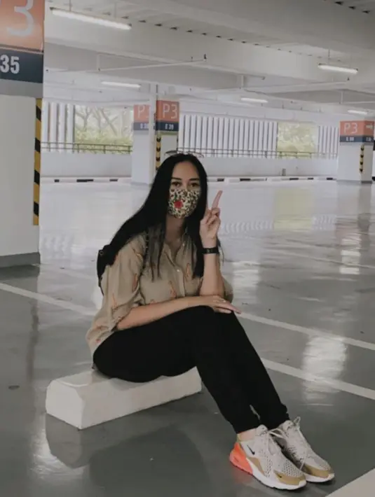 "Beda banget deh, temanku juga pada bilang 'lu beda banget setelah punya anak'," tutur perempuan kelahiran Bandung, 26 Februari 1987 itu. (Instagram/aurakasih)