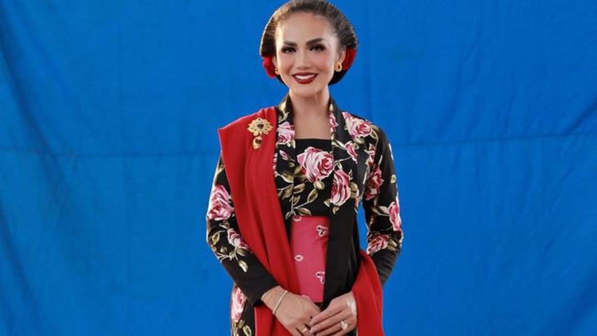 6 Potret Krisdayanti dalam Balutan Kebaya Tradisional, Elegan Penuh Keanggunan