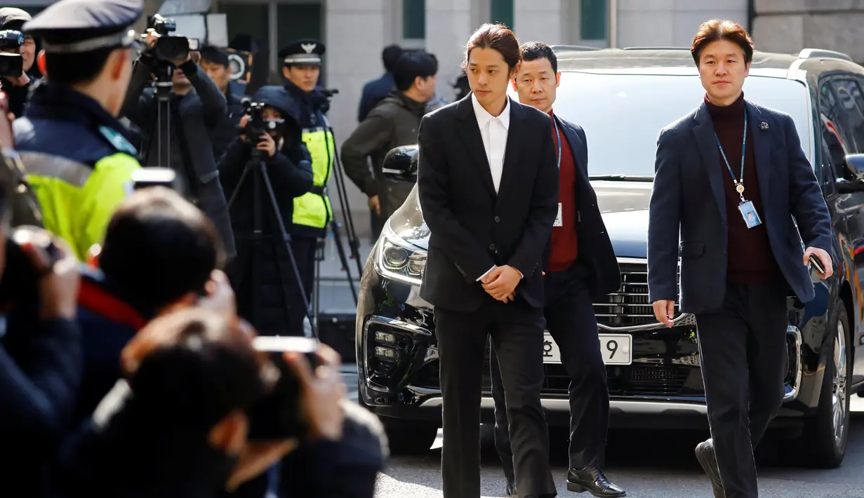 Jung Joon Young yang dituduh melakukan perekaman video seks tiba di Kantor Polisi Metro Seoul, Kamis (14/3). Sebelum masuk, Jung Joon Young sempat melayani pertanyaan puluhan wartawan yang telah menanti kedatangannya. (REUTERS/Kim Hong-Ji)