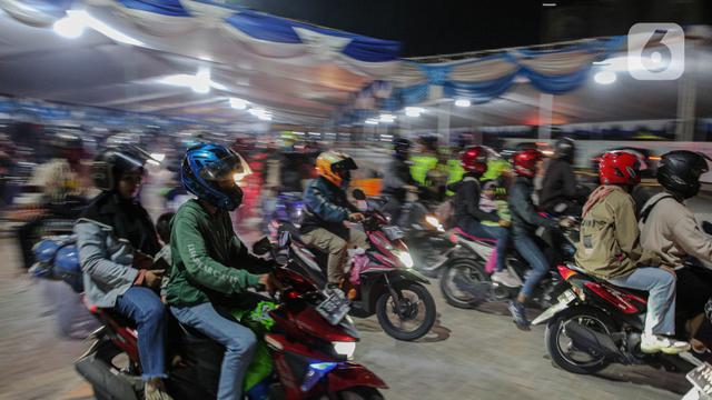 Ramainya Pemudik Motor saat Padati Pelabuhan Ciwandan