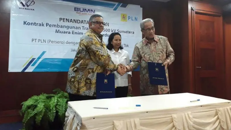 Menteri BUMN Rini Soemarno menyaksikan penandatanganan kontrak pembangunan transmisi antara PLN dengan Waskita Karya, Jumat (7/7/2017). (Ilyas/Liputan6.com)