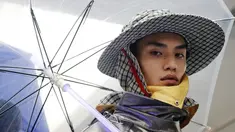 Seorang model mengenakan rancangan desainer Raf Simons dalam acara Men’s Fashion Week di New York, Selasa (11/7). Raf Simons mengusung tema ‘spring’ untuk Men’s Fashion Week kali ini. (AP/Frank Franklin)