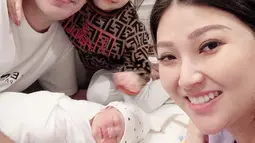 Ini foto bahagia mereka saat kehadiran putri kedua mereka. Si kakak sangat bahagia sekali bukan kehadiran oleh sang adik? (Liputan6.com/IG/@ruben_onsu)