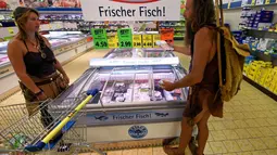 Liza dan Werner tampak tengah berbincang di sebuah supermarket di Jerman, (28/7/14). (AFP PHOTO/DPA/CARSTEN REHDER)