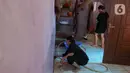 Warga pun mulai sibuk membersihkan rumah mereka dari endapan lumpur serta sisa sampah yang terbawa arus banjir. (Liputan6.com/Herman Zakharia)