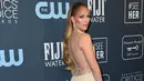 Jennifer Lopez berpose saat menghadiri Critics' Choice Awards 2020 di Barker Hangar, Santa Monica, California, Amerika Serikat, Minggu (12/1/2020). Jennifer Lopez tampil cantik dengan mengenakan gaun krem yang memperlihatkan punggung dan sampingnya. (Photo by Jordan Strauss/Invision/AP)