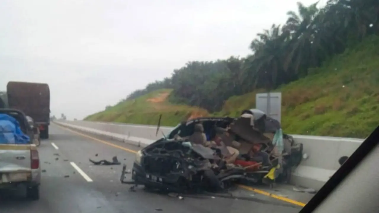 Mobil hancur setelah terlibat kecelakaan dengan truk di Tol Pekanbaru - Dumai.