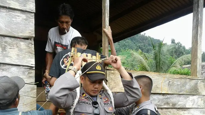 [bintang] Lewati Gunung dan Sungai, Polisi Ini Gendong Warga Sakit ke RS