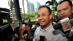Mendikbud Anies Baswedan saat menjawab pertanyaan awak media di Gedung KPK, Jakarta, Senin (15/12/2014). (Liputan6.com/Miftahul Hayat)