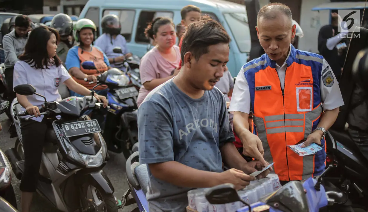 Petugas PT KAI Daop I menggelar sosialisasi tertib berlalu lintas di pintu perlintasan sebidang kawasan Bukit Duri, Jakarta, Selasa (17/9/2019). Sosialisasi dilakukan karena banyaknya kecelakaan akibat ketidakdisiplinan pengendara. (Liputan6.com/Faizal Fanani)