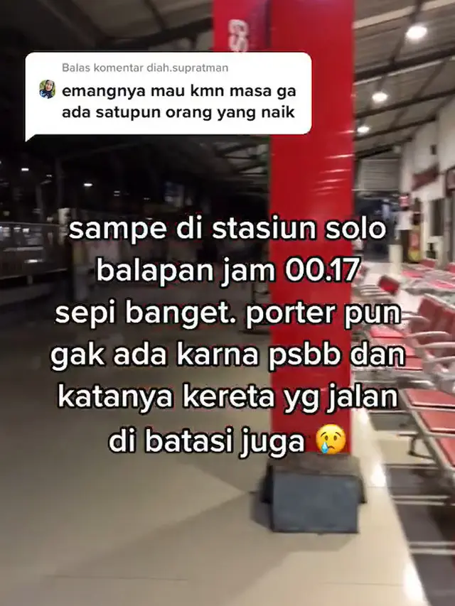 Wanita berani berada di gerbong kereta sendirian selama perjalanan ke Solo.
