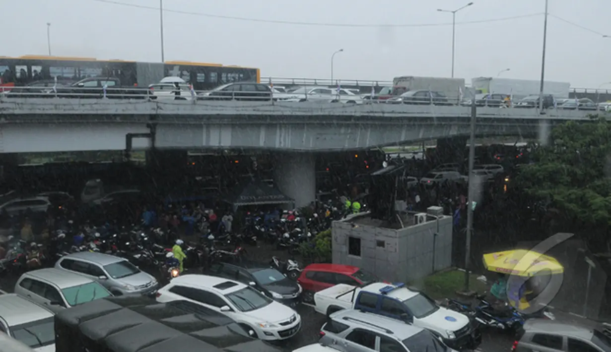 Kemecatan juga terjadi dari arah sebaliknya dari pulo gadung juga menyebabkan kemacetan dari arah yos sudarso yang menuju sunter juga mengalami kecematan, jakarta pusat, Senin (9/2/2015).   (Liputan6.com/Herman Zakharia)