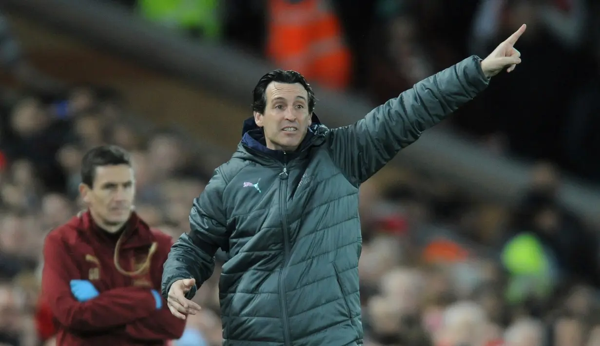 Pelatih Arsenal, Unai Emery menginstruksikan pemainnya saat bertanding melawan Liverpool pada lanjutan Liga Inggris di Anfield Stadium (29/12). Liverpool menang telak atas Arsenal 5-1. (AP Photo/Rui Vieira)
