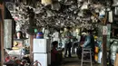 Pembeli saat mencari barang buruannya di Mall Rongsok, Depok, Rabu (17/2). Berbeda dengan mal biasanya, di tempat ini, dengan kondisi apa adanya pembeli bebas mencoba dan menguji barang yang akan dibeli. (Liputan6.com/Yoppy Renato)