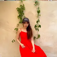 IU memang sering tampil dalam one piece outfit yang kasual, namun tetap terlihat menyenangkan. Seperti dalam dress merah panjang tanpa lengan ini. Bisa jadi inspirasi untuk outfit summer juga, bukan? Foto: Instagram.