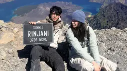 Abun Sungkar dan Callista Arum Mendaki Gunung Rinjani, Bawa Papan 3726 MDPL