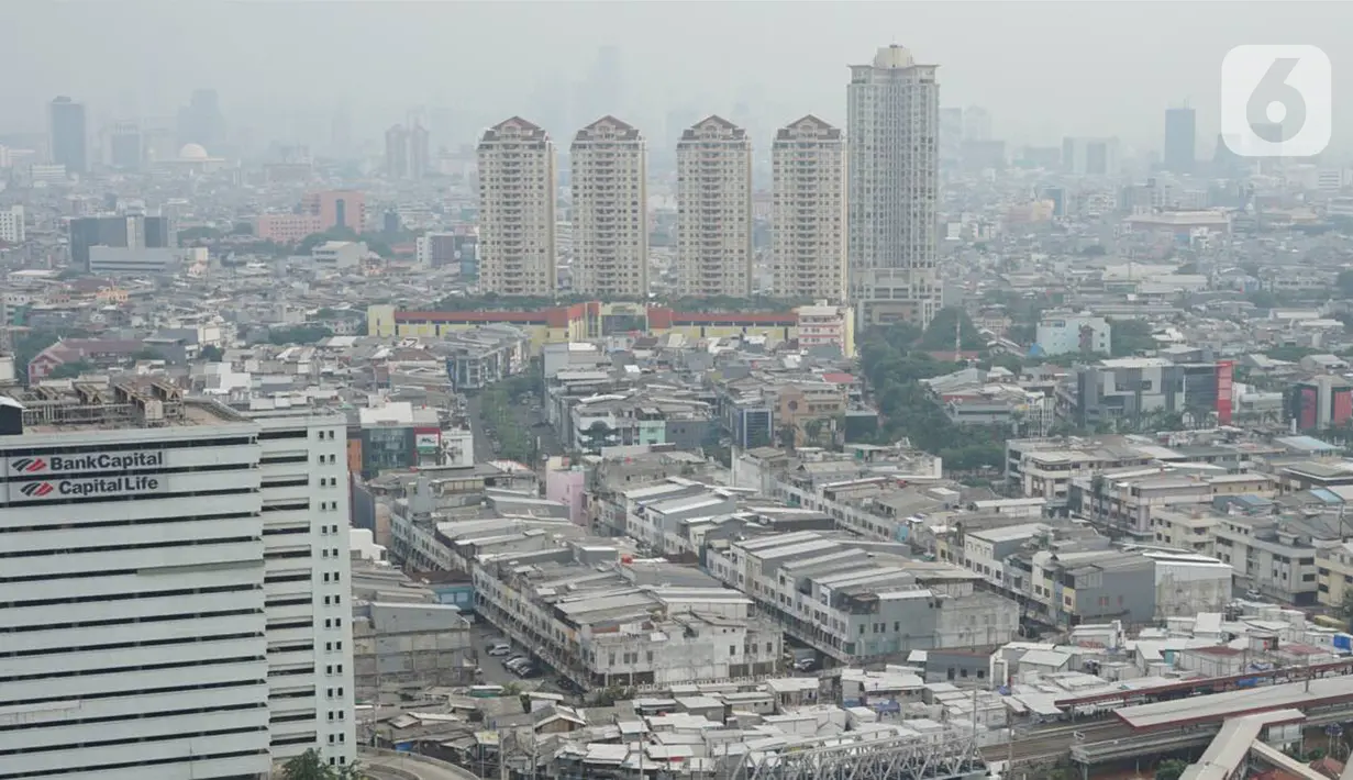 Lansekap gedung bertingkat serta pemukiman penduduk yang tertutup kabut terlihat di kawasan Jakarta, Senin (16/12/2019). Besarnya gas buang kendaraan serta minimnya RTH menyebabkan DKI Jakarta menjadi salah satu kota dengan kualitas udara terburuk di dunia. (Liputan6.com/Immanuel Antonius)