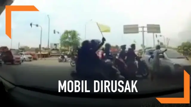 Salah satu rombongan mobil pengantar jenazah bertindak anarkis di Jalan Raya Cakung-Cilincing. Sebuah mobil dirusak karena dianggap menghalangi jalan mobil pengantar jenazah.