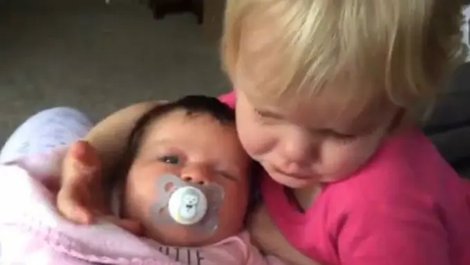 [Bintang] Tingkah Gadis Kecil dan Adik Bayinya Ini Bikin Haru Netizen