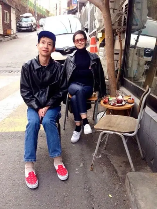 Bong Tae Gyu dan Hasisi Park terlihat begitu mesra saat sedang makan bersama. Tak hanya itu, mereka juga terlihat kompak dengan mengenakan jaket kulit. (Foto: koreaboo.com)